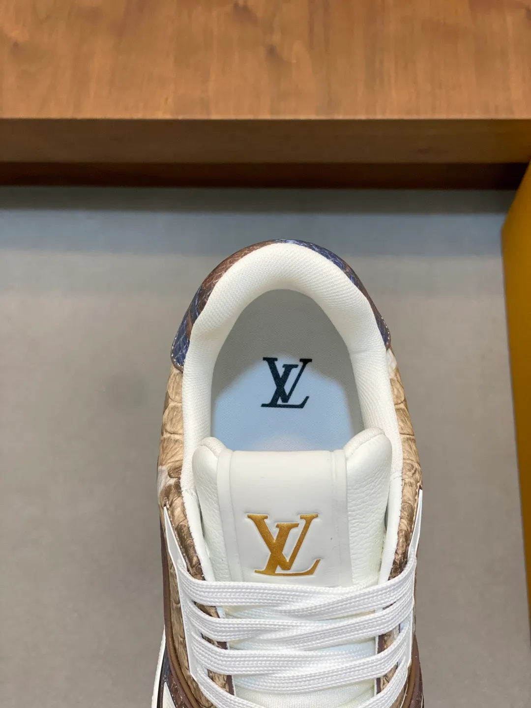 💰900 LV TRAINER python pattern sneakers for men are shipped. The early version of the LV Vuitton World official website is made of gorgeous python pattern stitched together in different parts. Creative inspiration drawn from retro basketball shoes continues the classic style and incorporates colorful natural patterns to create this new sneaker. The side is decorated with the Vuitton logo, the tongue and heel are decorated with LV letters, and the classic rubber outsole is decorated with Monogram flowers. Needless to say, the comfort of Lujia's shoes is very masculine! Completely packaged! Size: 39-40-41-42-43-44 standard leather shoe size (38/45/46 can be customized and does not support returns or exchanges)